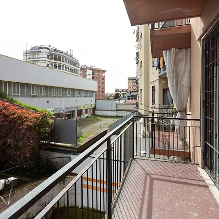 Guesthost - Forlanini - Functional Studio With Balcony!-2